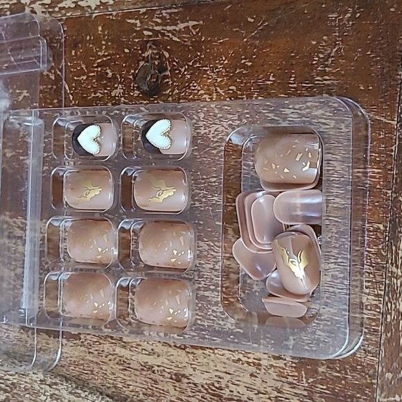 2/$16 Heart Rhinestone Press On Nails - Picture 15 of 16